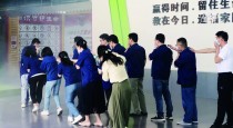 争当安全体验官！百人亲子团在“笑笑橙”开启沉浸式安全体验